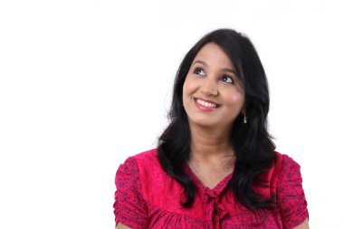 genç kadın düşünme, beyaz zemin üzerine izole