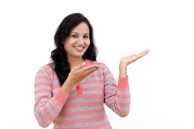 Bir ürün işaret sürpriz genç kadın 