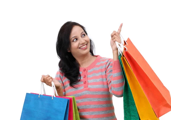 Junge glücklich lächelnde Frau mit Einkaufstüten — Stockfoto