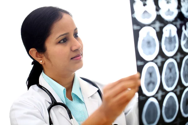 Médica examinando uma tomografia computadorizada cerebral — Fotografia de Stock