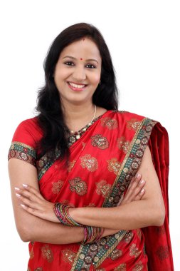 Genç geleneksel Hint kadın kolları ile geçti