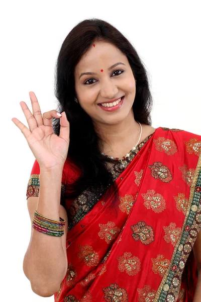 Traditionelle indische junge Frau macht ok Zeichen — Stockfoto