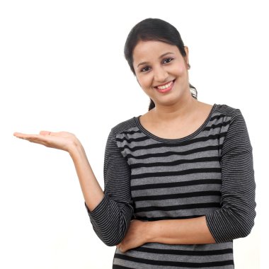 Mutlu genç kadın boş kopya alanı gösterilen