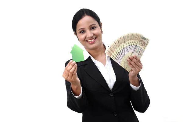 Joven mujer de negocios con modelo de casa y notas de rupia india en —  Fotos de Stock