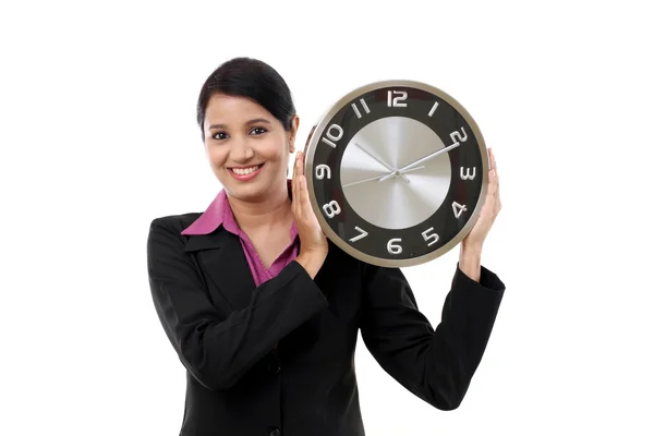 若いビジネスの女性の手で時計を保持 — ストック写真