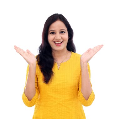 Beyaz arka plan karşı sürpriz genç kadın