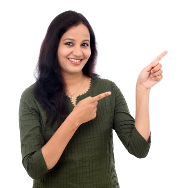 Mutlu genç kadın whowing kopya alanı beyaz karşı