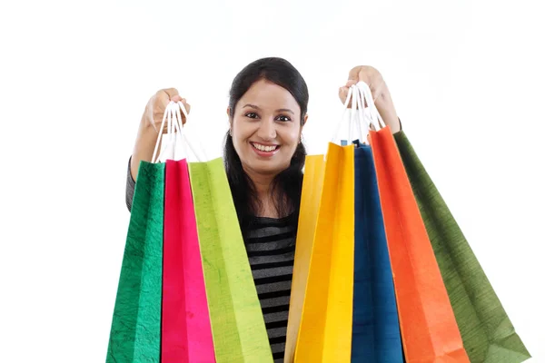 Joven feliz mujer sonriente con bolsas de compras — Foto de Stock