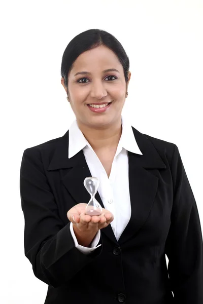 Business woman holding timglas — Stockfoto