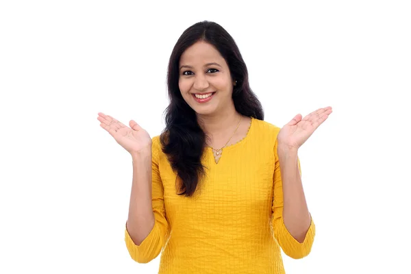 Opgewonden jonge Indiase vrouw tegen witte achtergrond — Stockfoto