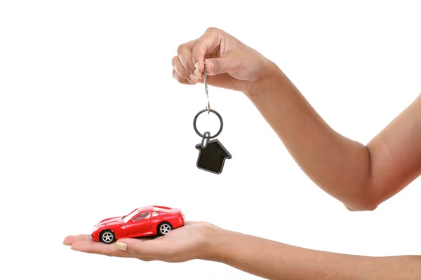 Mains avec clés et voiture isolée sur fond blanc — Photo