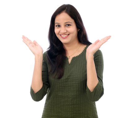 Beyaz arka plan karşı heyecanlı genç kadın