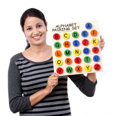Genç kadın gösteren ahşap alfabe