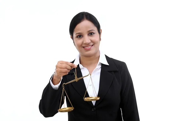 Νέοι επαγγελματίες γυναίκα που κρατά την κλίμακα της δικαιοσύνης — Φωτογραφία Αρχείου