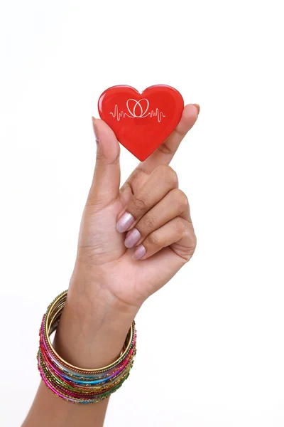 Красное сердце в руке женщины изолированы на белом фоне — стоковое фото