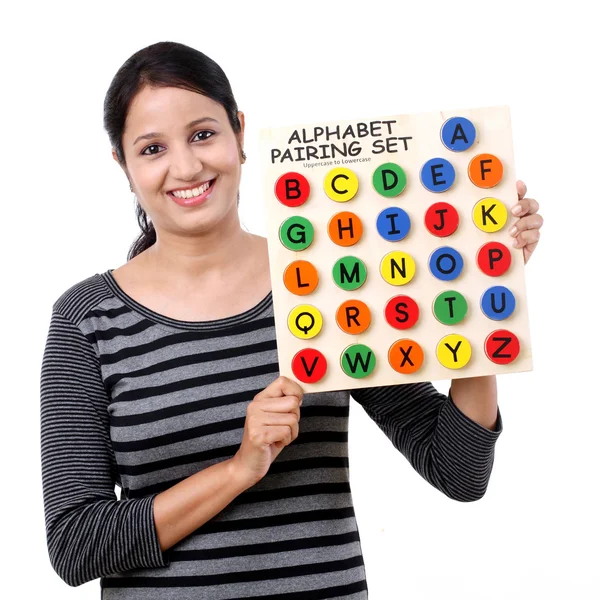 Genç kadın gösteren ahşap alfabe