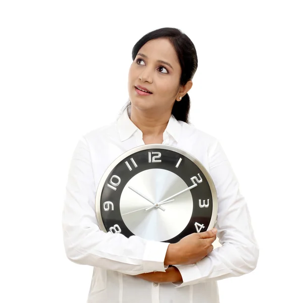 年轻的商业女人手里拿着时钟 — 图库照片