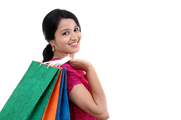 Giovane donna felice sorridente con borse della spesa — Foto Stock