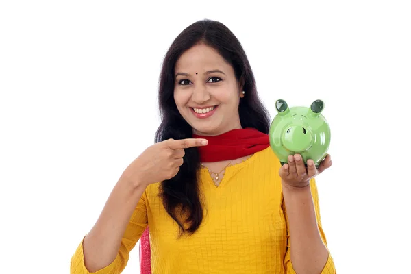 Jovem mulher economiza dinheiro no porquinho banco — Fotografia de Stock
