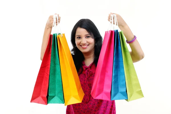 若い幸せな笑顔の女性でショッピングバッグ — ストック写真