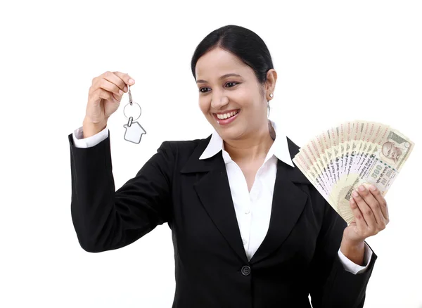 Geschäftsfrau mit Hausschlüssel und Geldscheinen — Stockfoto