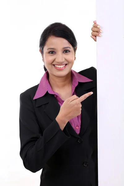 Young cheerful business woman showing a blank sign board — Stock Photo, Image