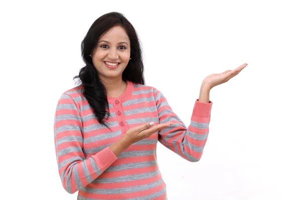 Молодая индийская женщина показывает пустое пространство для копирования — стоковое фото