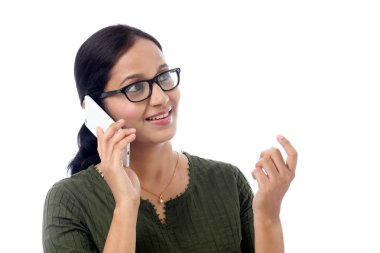 Cep telefonuyla konuşan mutlu genç bir kadın.