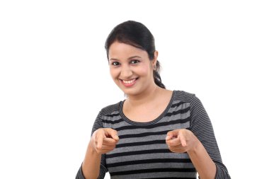 Bir ürün işaret sürpriz genç kadın 