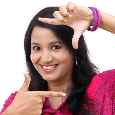 Neşeli genç kadın parmakları ile bir çerçeve oluşturma