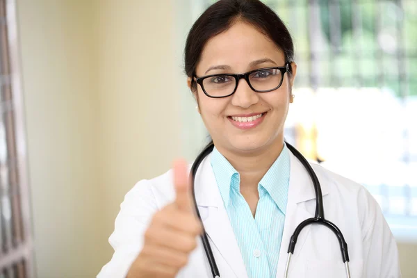 Young female doctor showing thumbs up gesture — Stock Photo, Image
