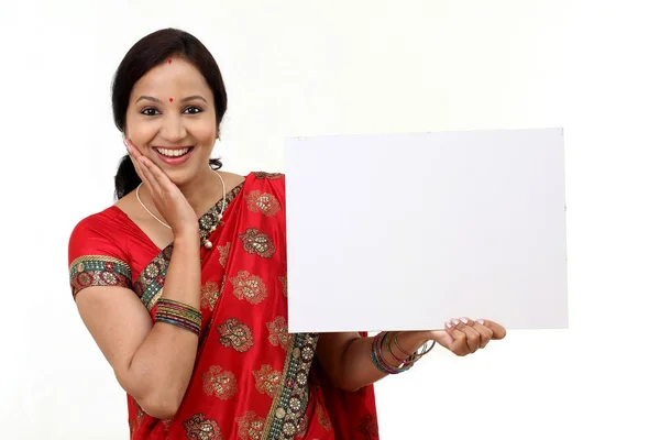 Veselá tradiční indická žena držící prázdné billboard — Stock fotografie