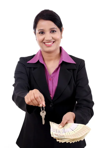 Joven mujer de negocios con modelo de casa y notas de rupia india —  Fotos de Stock