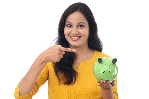 Jonge vrouw bespaart geld in Piggy bank — Stockfoto