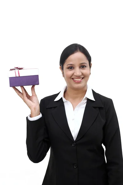 Mulher de negócios alegre segurando uma caixa de presente — Fotografia de Stock