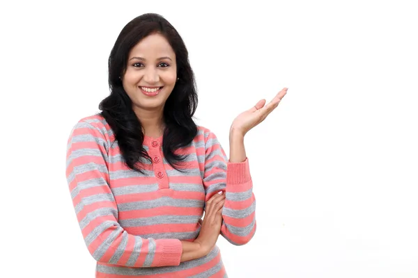 Mujer joven feliz mostrando espacio de copia en blanco —  Fotos de Stock