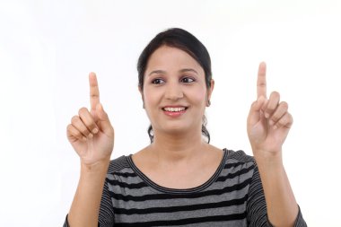 Sanal bir ekranda işaret neşeli genç kadın