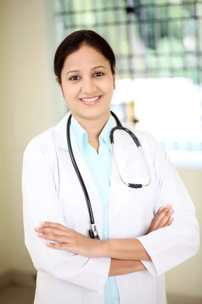 Kvinnliga läkare på sjukhuset interiör — Stockfoto