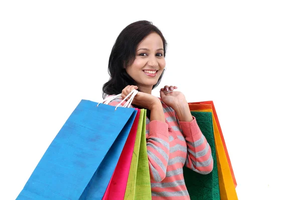 Młoda uśmiechnięta kobieta z torbami na zakupy — Zdjęcie stockowe