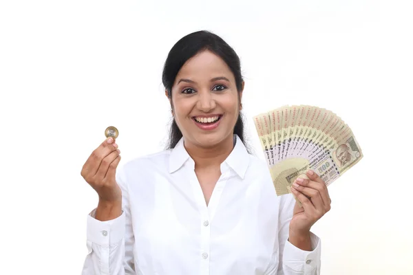 Femme d'affaires excitée détenant des billets en monnaie indienne — Photo