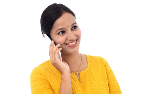 Mujer joven y feliz hablando por teléfono móvil —  Fotos de Stock