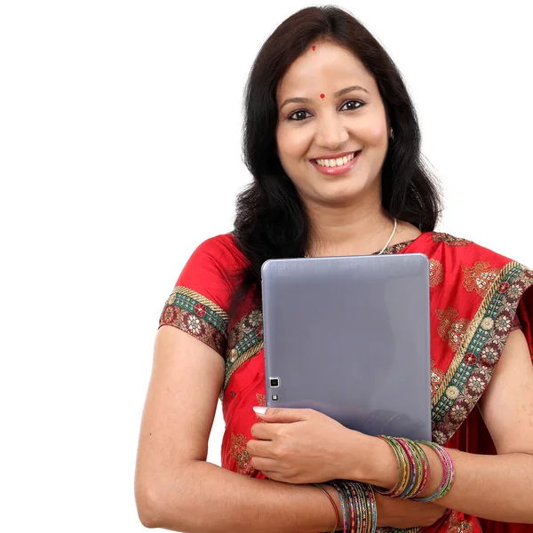 Traditionele Indiase vrouw met tablet pc — Stockfoto