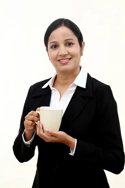 Jonge gelukkig zakenvrouw met een kopje koffie — Stockfoto