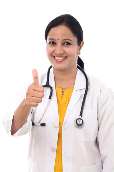 Jovem indiana feminino médico mostrando polegares para cima no branco fundo — Fotografia de Stock
