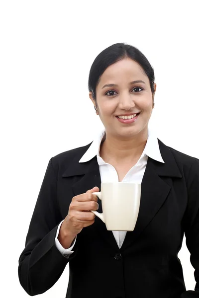 Wanita bisnis muda yang bahagia dengan secangkir kopi — Stok Foto