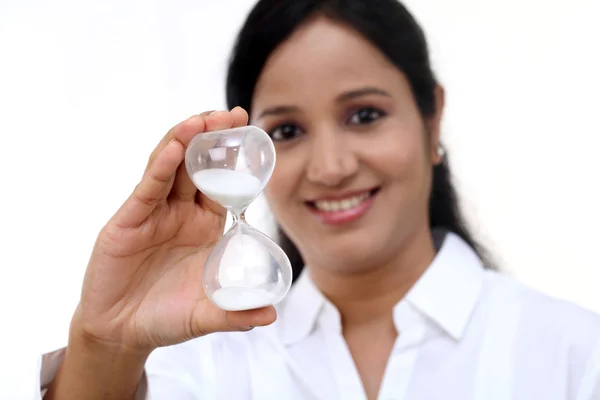 Ділова жінка тримає пісочний годинник — стокове фото