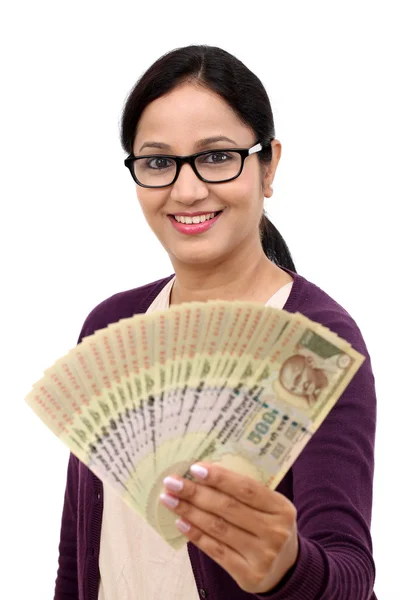 Excité jeune femme réussie tenant des billets de roupie indienne — Photo