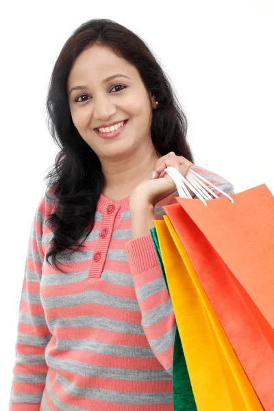 Ung glad leende kvinna med shoppingväskor — Stockfoto