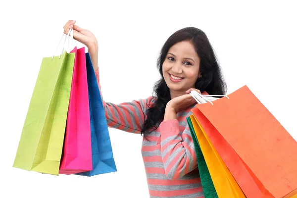 Молодая счастливая улыбающаяся женщина с сумками для покупок — стоковое фото