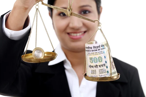 Γυναίκα των επιχειρήσεων κρατώντας την δικαιοσύνη κλίμακα-χρήματα αποταμίευσης έννοια — Φωτογραφία Αρχείου